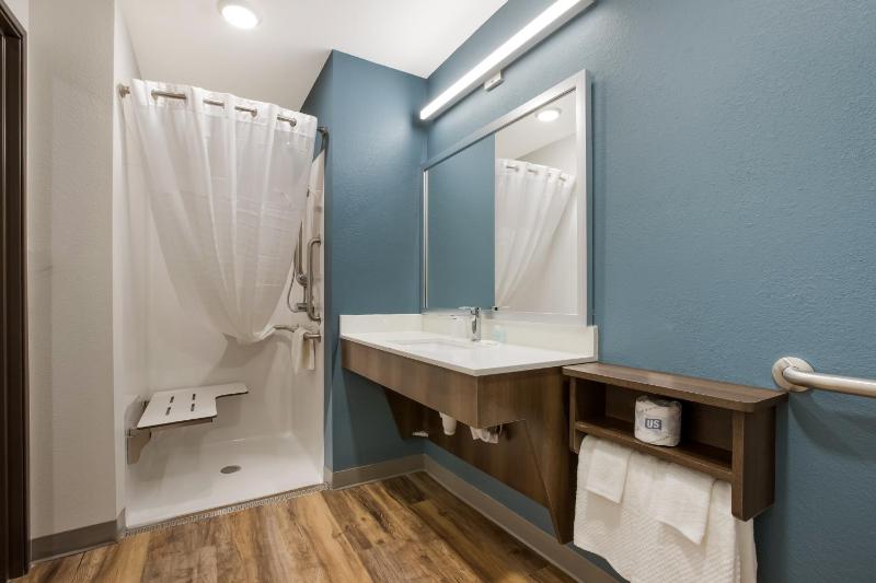Queen Suite - Accessible/Non Smoking image 2