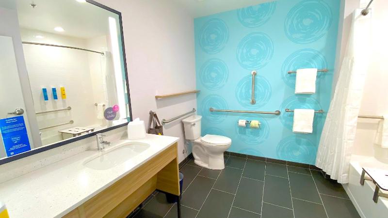 Queen Room with Two Queen Beds - Mobility Access image 2