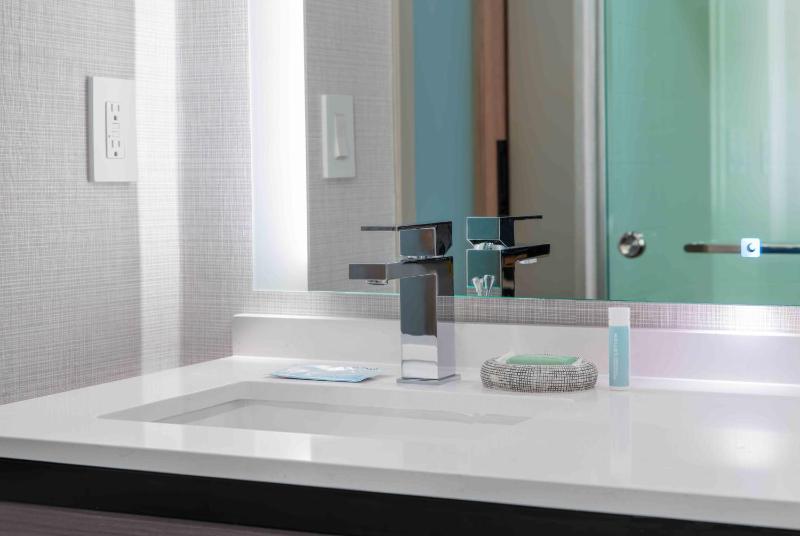 Queen Room with Bathtub and No View - Mobility and Hearing Accessible image 1