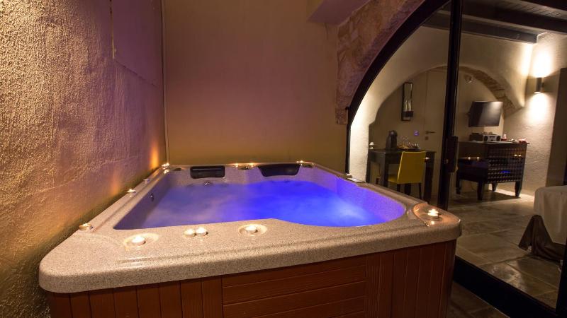 VIP Suite with Hot Tub in Patio - Andromeda image 3