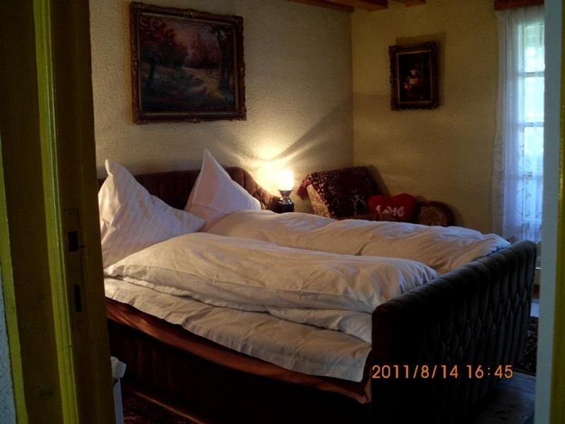 Triple Room with Shared Bathroom image 2