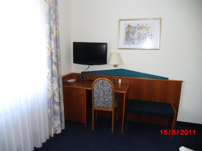 Single Room image 4