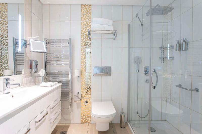 Four-Bedroom Presidential Suite image 2