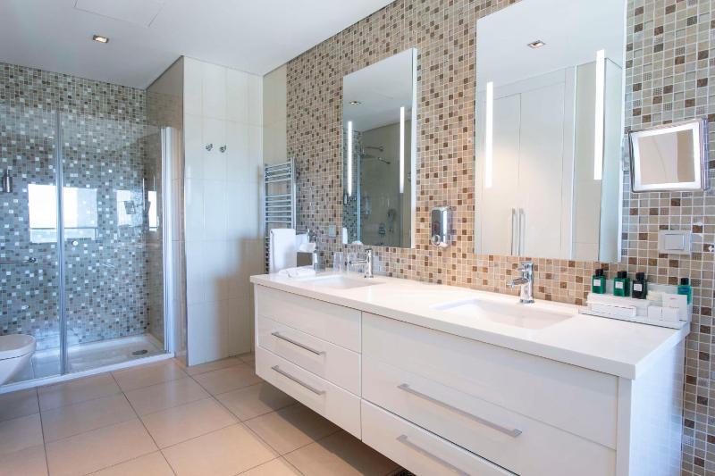 Four-Bedroom Presidential Suite image 3