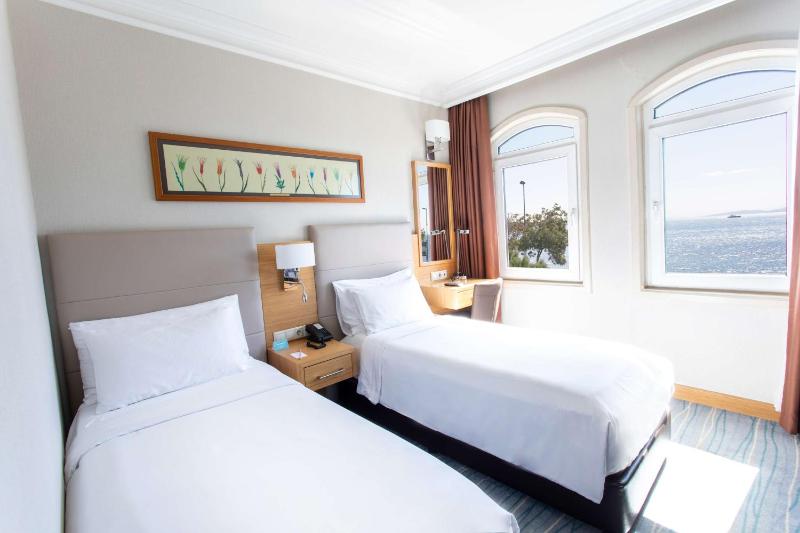 Standard Room with Sea View - Non-Smoking image 3