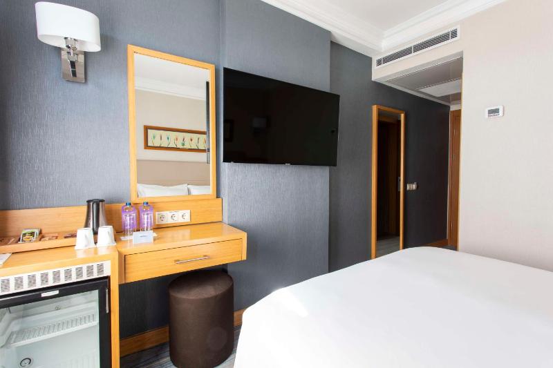 Standard Room with Sea View - Non-Smoking image 4
