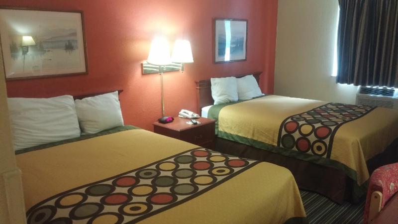 Queen Room with Two Queen Beds - Non-Smoking image 4