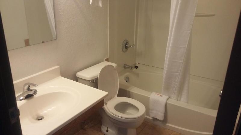 Queen Room - Non-Smoking image 4