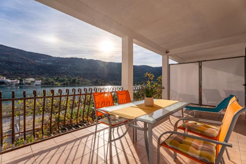 One-Bedroom Apartment with Terrace and Sea View image 4
