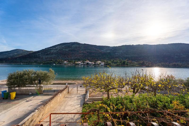 One-Bedroom Apartment with Terrace and Sea View image 3