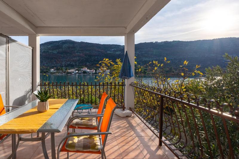 One-Bedroom Apartment with Terrace and Sea View image 3