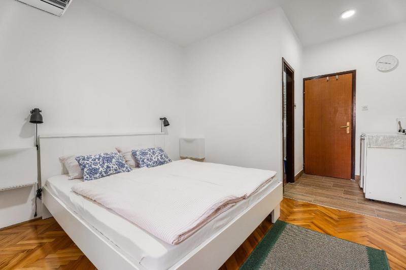 Double Room with Balcony image 4