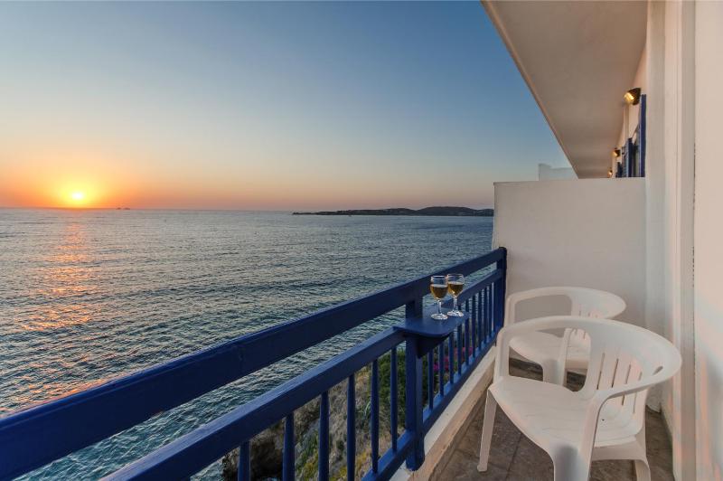 Triple Room with Sea View image 2