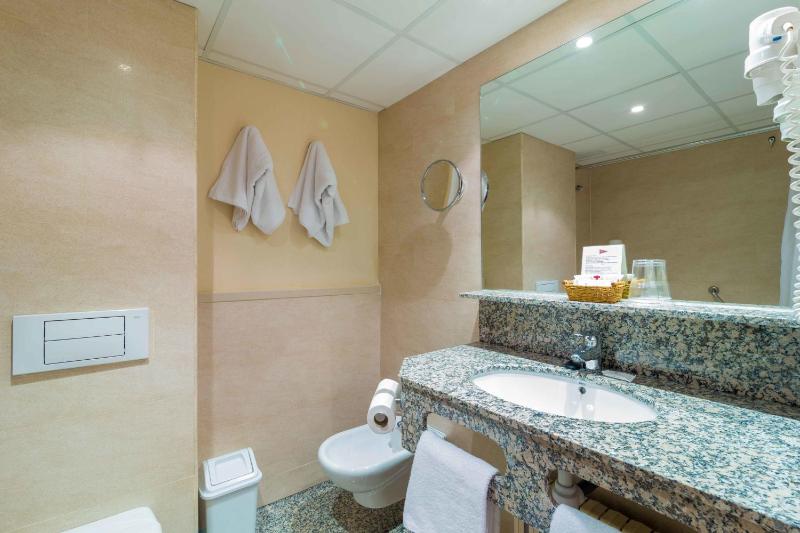 Double or Twin Room image 2