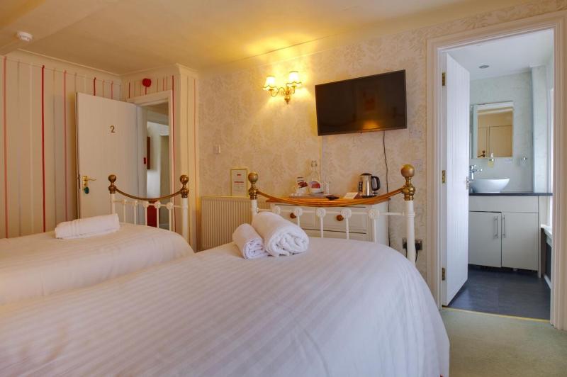 Twin Room with Private Bathroom image 3