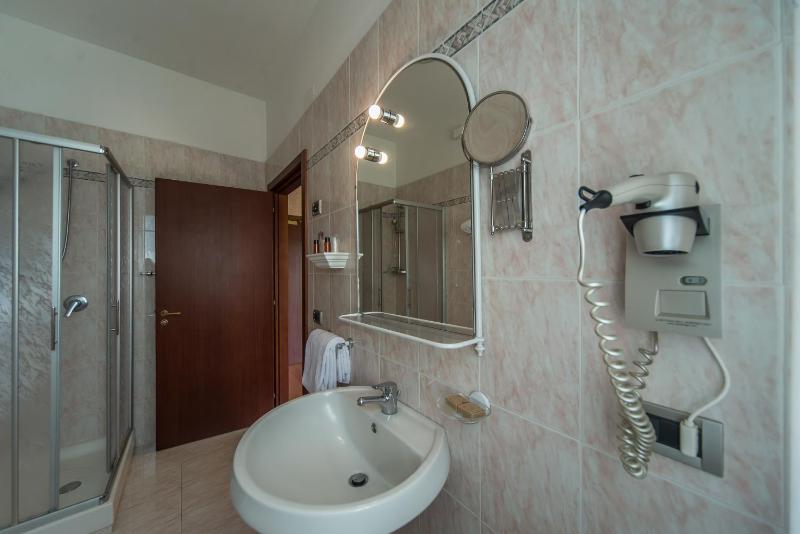 Standard Quadruple Room image 3
