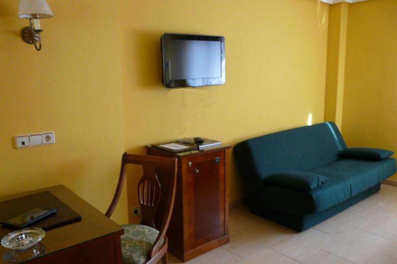 Superior Twin Room image 3