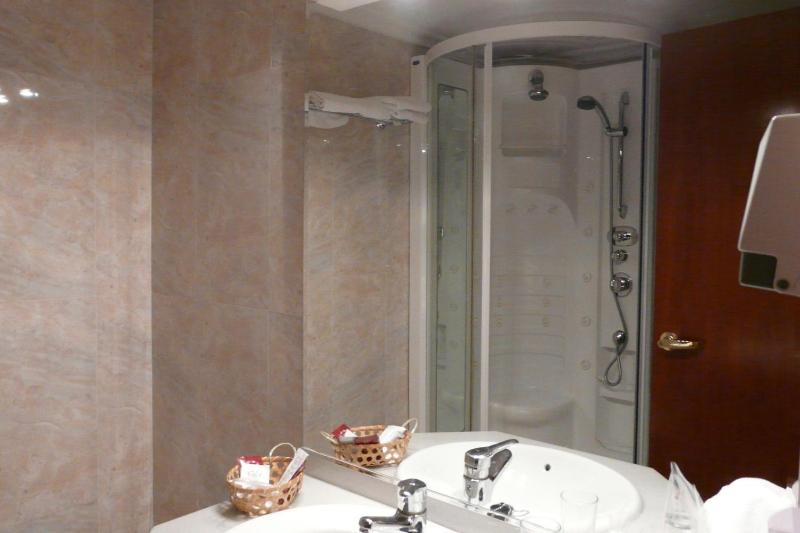 Superior Twin Room image 2