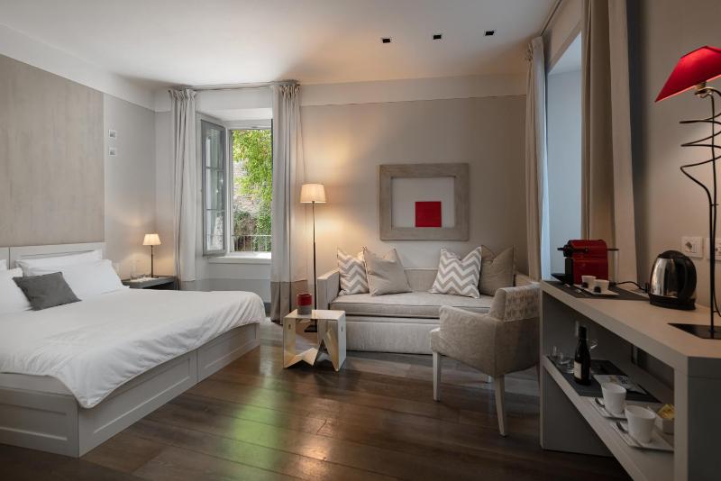 Deluxe Double Room image 3
