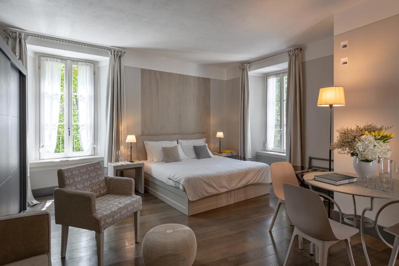 Deluxe Double Room image 2
