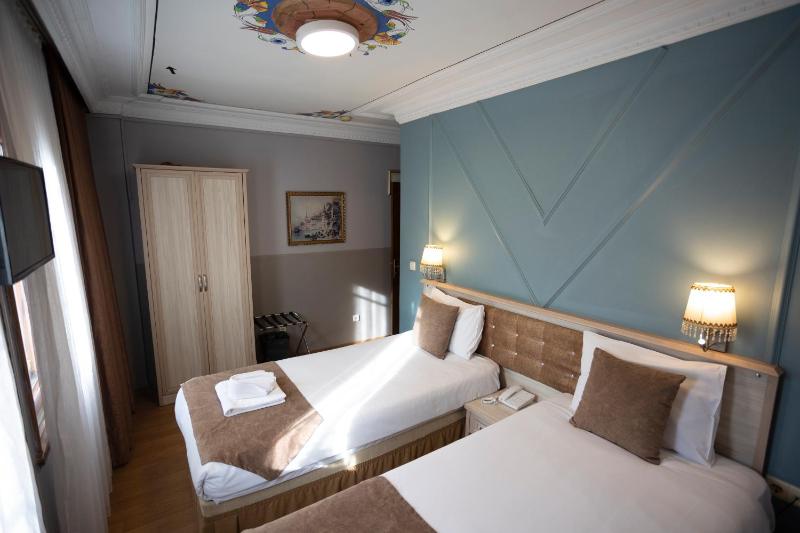 Double Room image 3