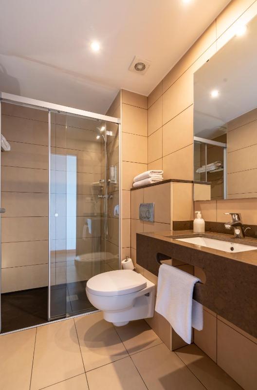 One-Bedroom Apartment with Sea View image 3