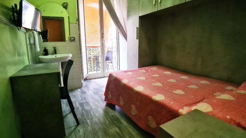 Single Room with Shared Bathroom image 1