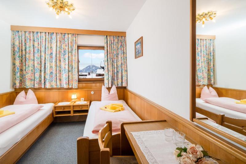 Twin Room image 4