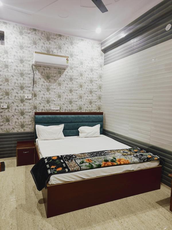 Shree Radhe Inn near Ram Janam Bhumi Images