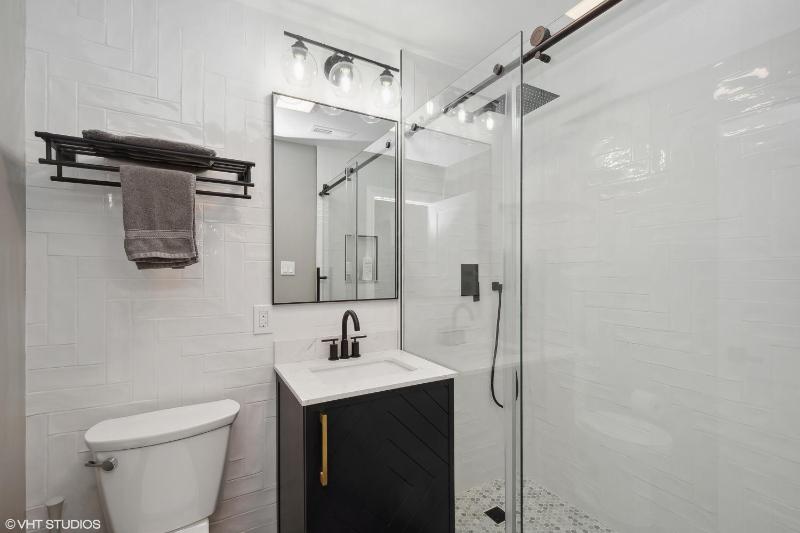 Brilliant Downtown Chicago 3-Bedroom Condominium - image 2