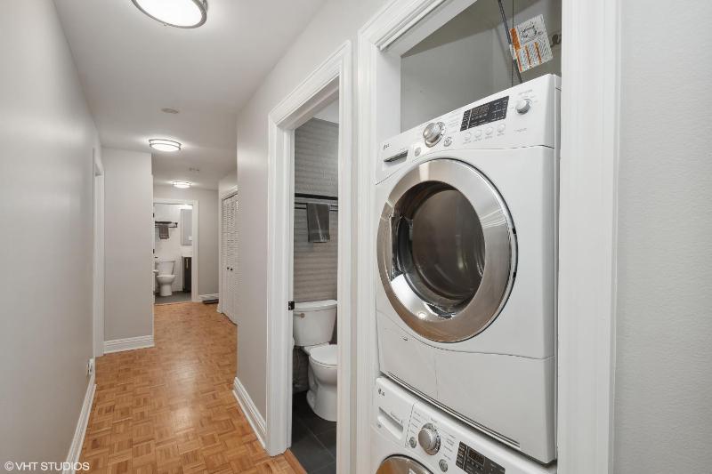 Brilliant Downtown Chicago 3-Bedroom Condominium - image 8