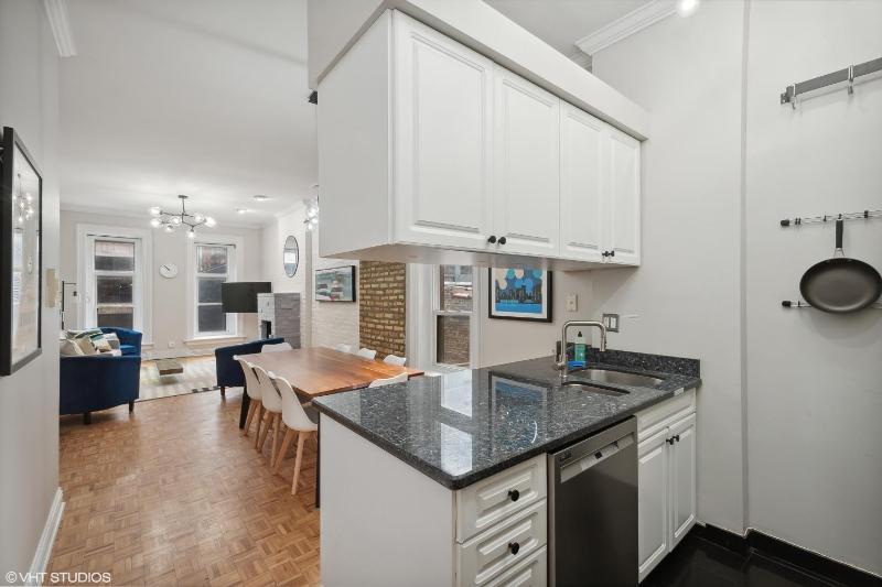Brilliant Downtown Chicago 3-Bedroom Condominium - image 9