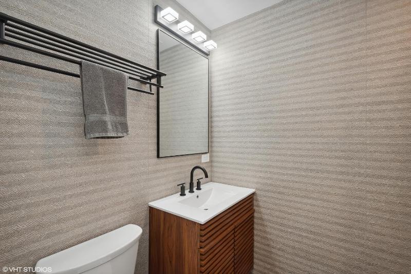 Brilliant Downtown Chicago 3-Bedroom Condominium - image 10