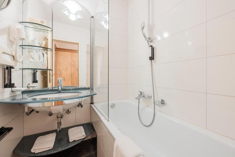 Double Room with Balcony image 4