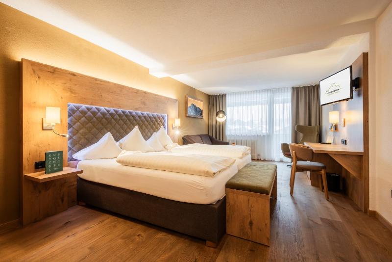 Superior Double or Twin Room with Mountain View image 1