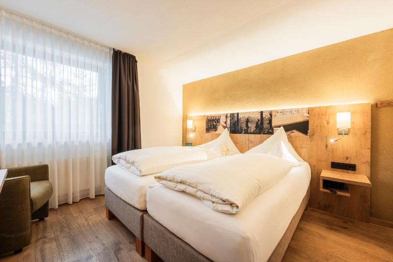 Standard Double Room image 3