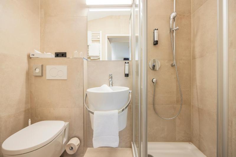 Standard Double Room image 4