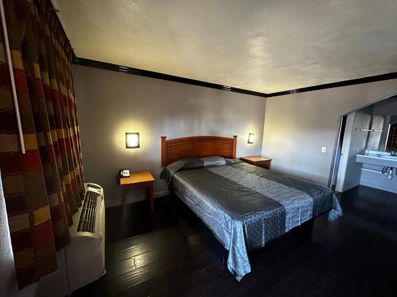 King Room - Non Smoking  image 3
