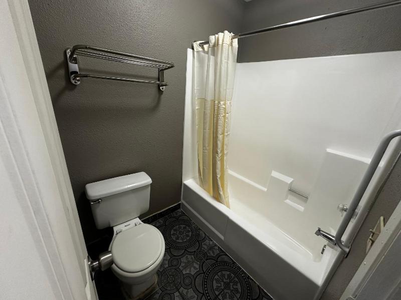 Double Room - Non-Smoking  image 4