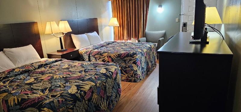 Queen Room with Two Queen Beds image 4