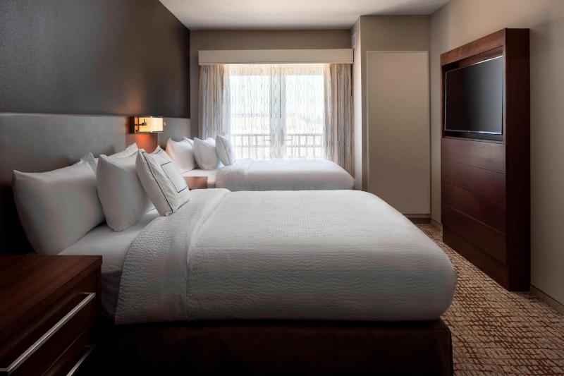 One-Bedroom Suite with Two Queen Beds - Sofa Bed image 3