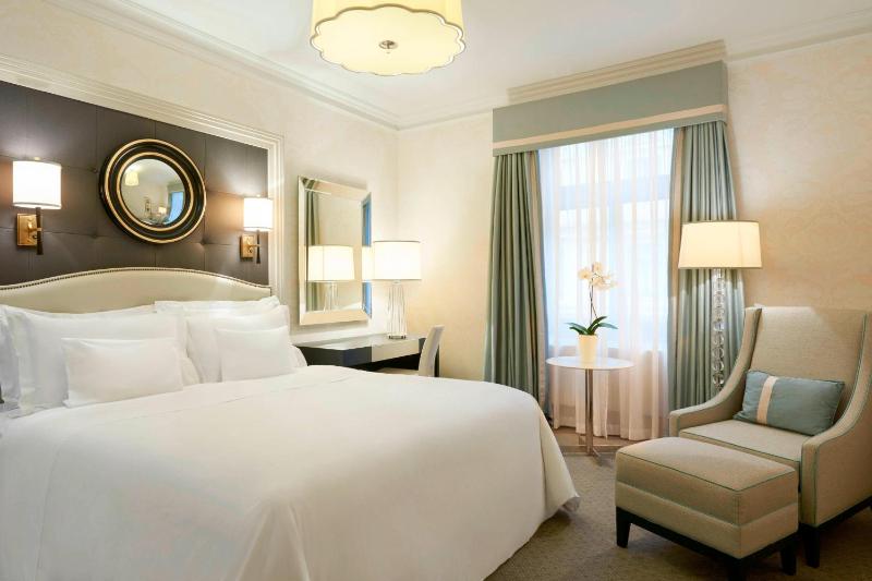 Family room, Larger Guest room image 1