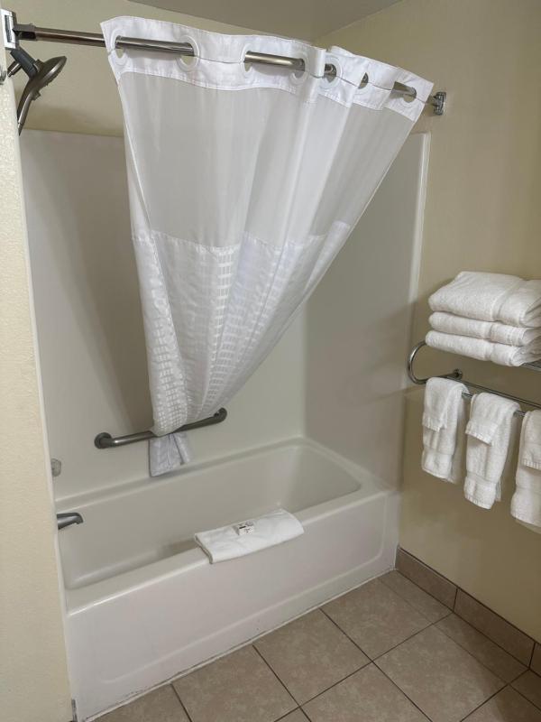 King Room with Bath Tub - Mobility Accessible/Non-Smoking image 2