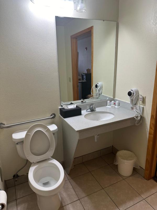 King Room with Bath Tub - Mobility Accessible/Non-Smoking image 4