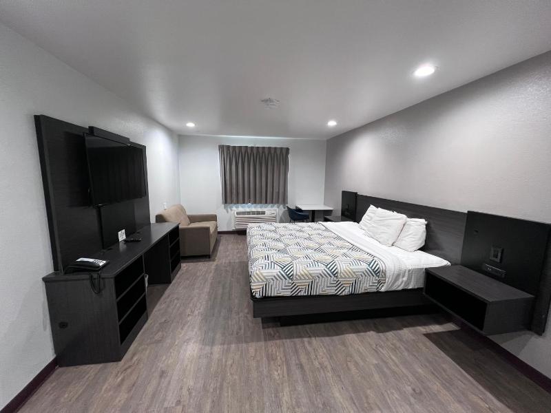 Deluxe King Room - Non-Smoking image 4
