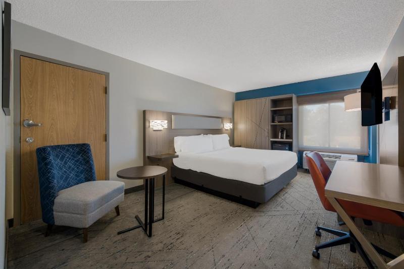 Standard King Room image 4