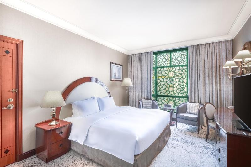 King Room with City View image 3