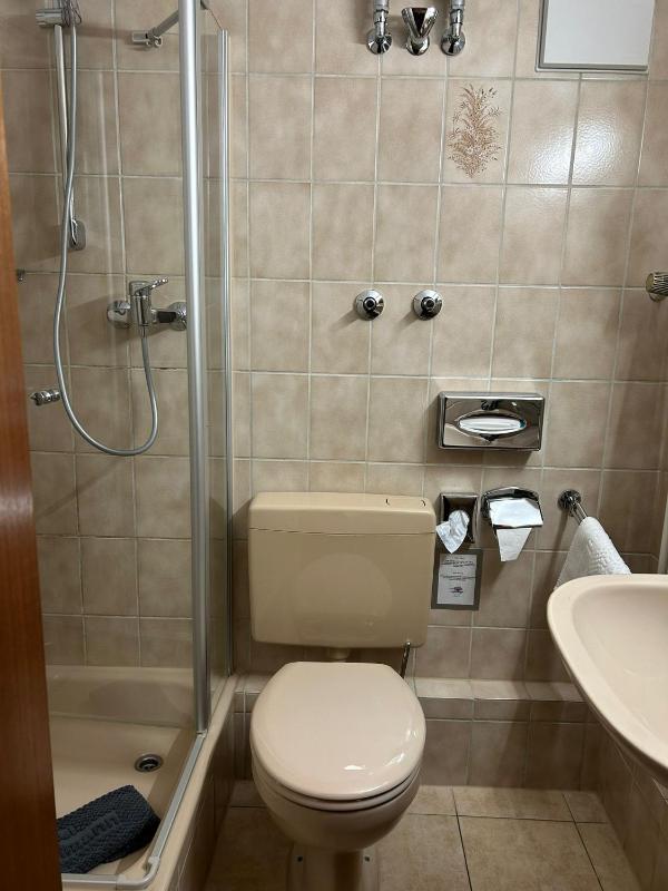 Small Single Room image 3