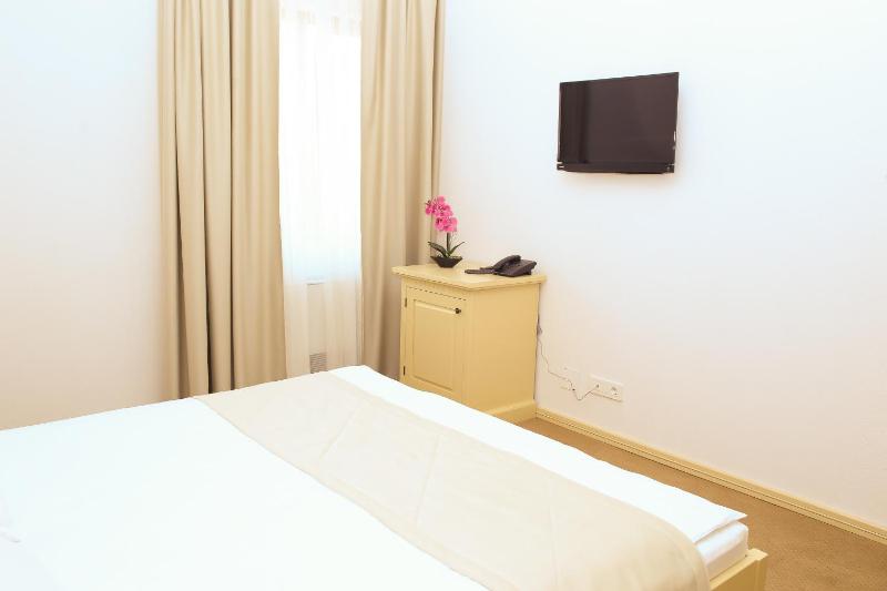 Double Room image 2