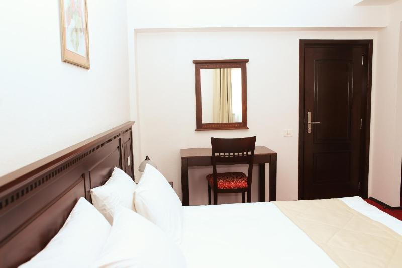 Double Room image 3